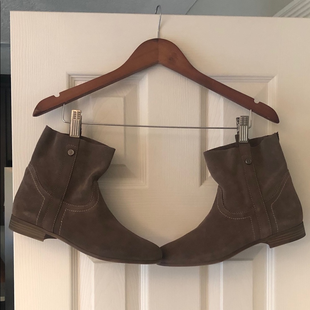 Frye & Co Sz 10 Real Suede pull on ankle booties